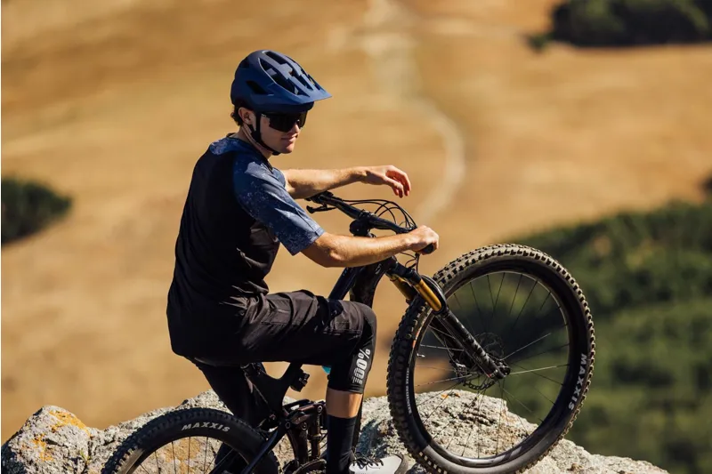 Giant Roost MIPS MTB Helmet in Black Diamond-1